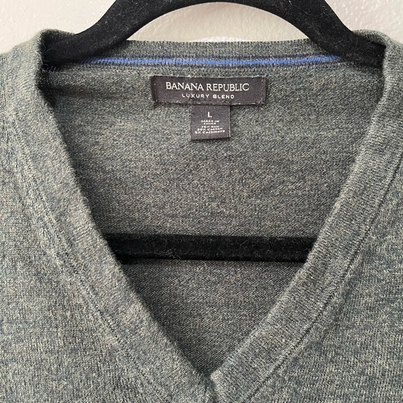 BANANA REPUBLIC LUXURY BLEND- Dark Green V Neck Sweater Size L - Picture 4 of 4